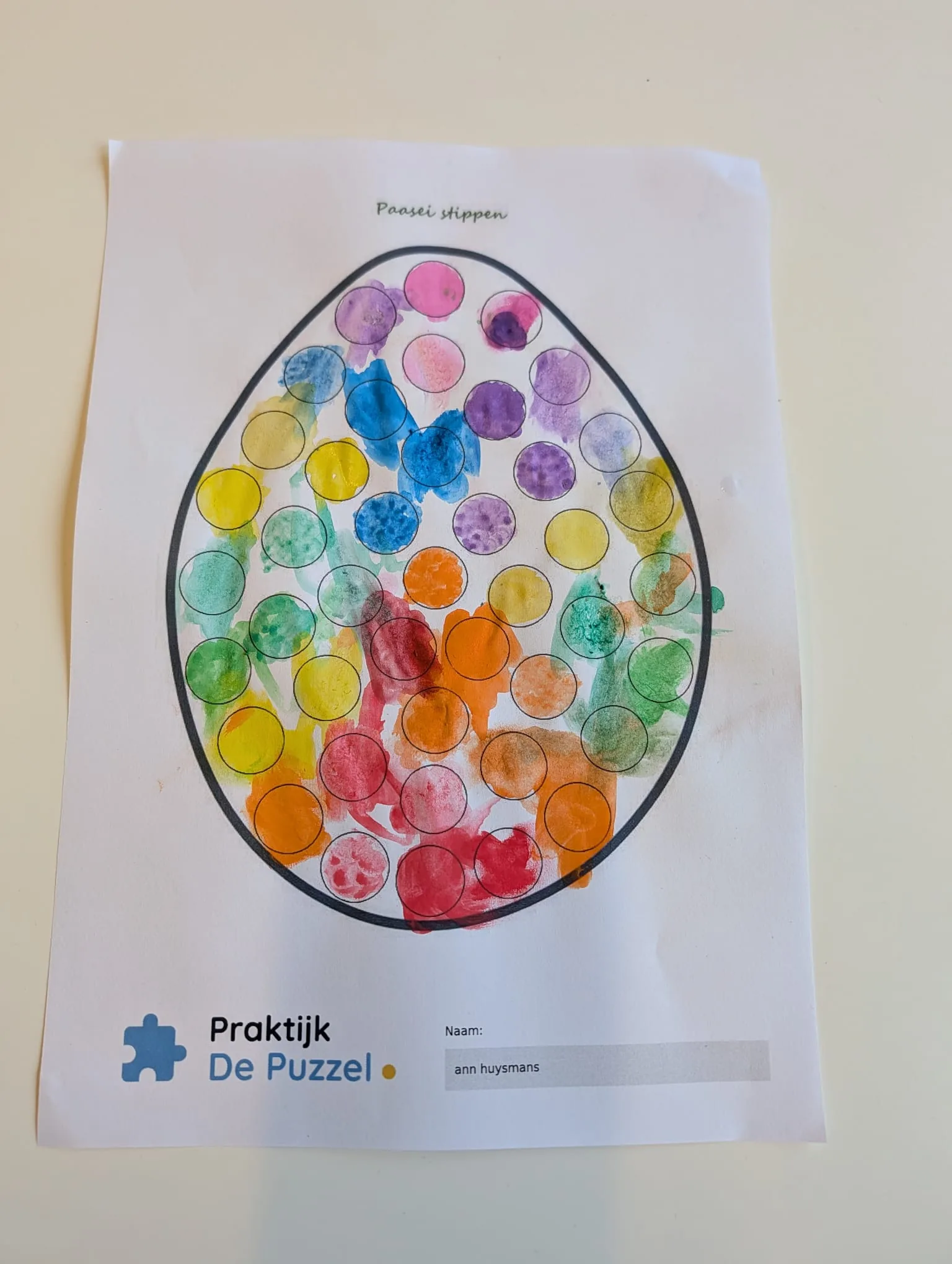 Helden schilderij van een kleurrijk paasei met stippen, gemaakt door Kamiel