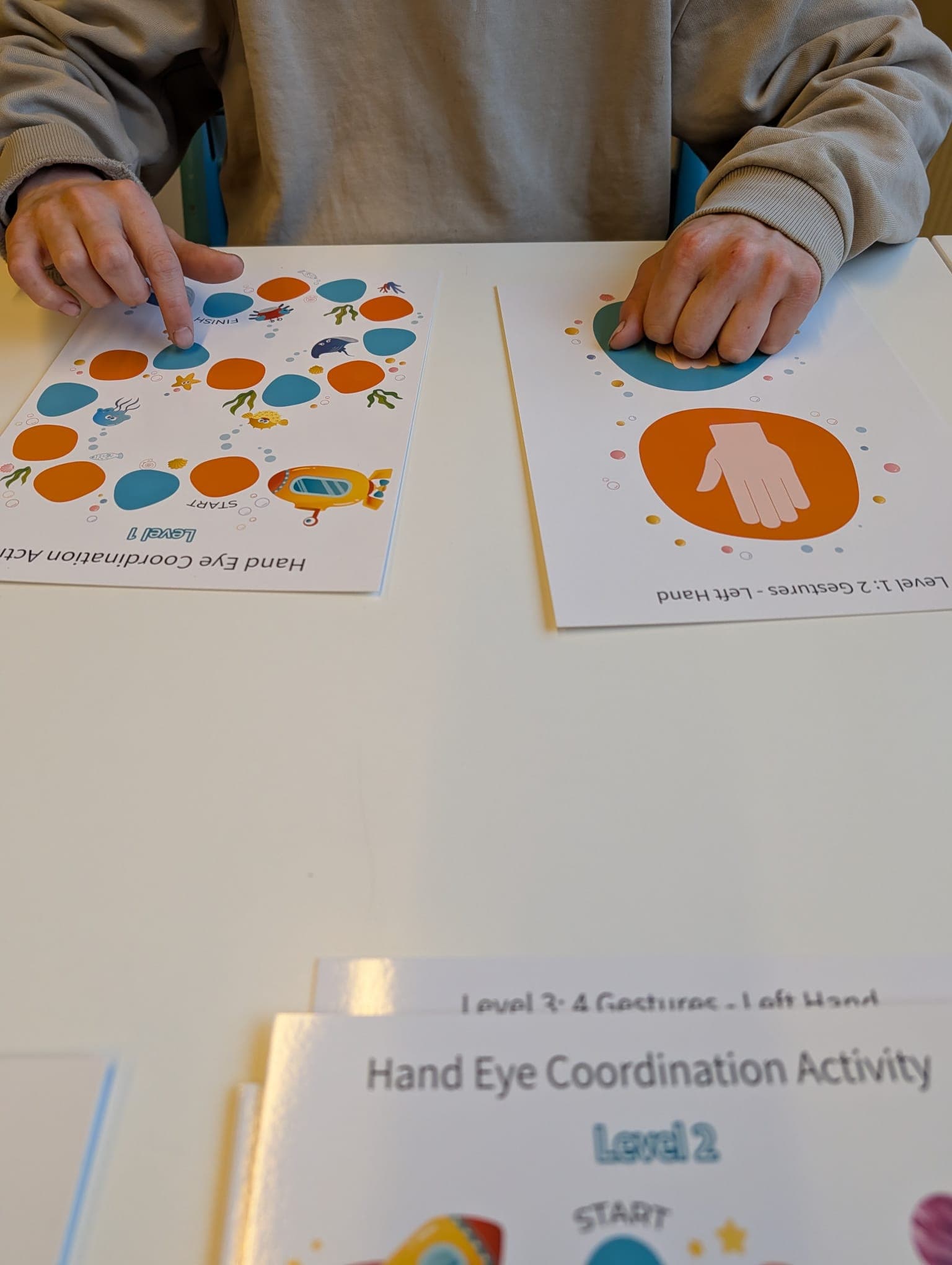 Kind dat balans en coördinatie oefent